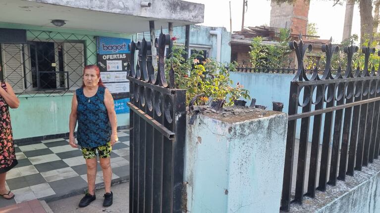 La mujer que encontró al ladrón incrustado en la reja: “Es un vecino que les roba a todos”