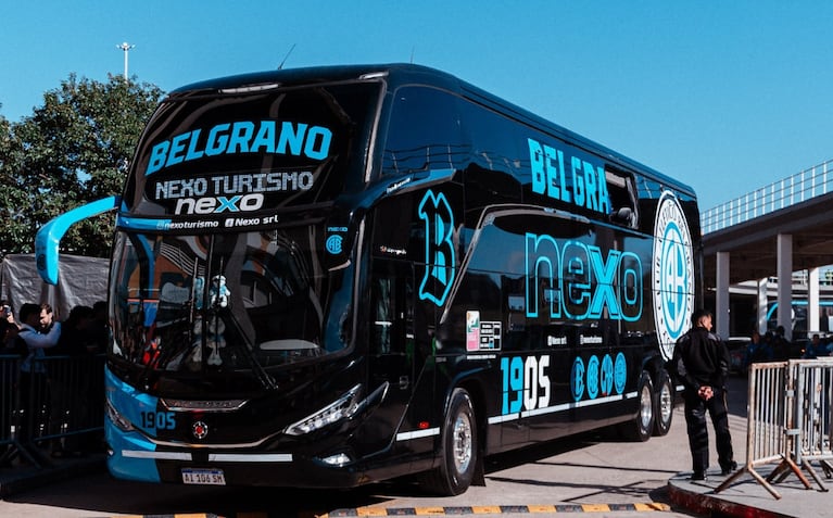 El momento en el que hinchas de Talleres tiraron los piedrazos a los colectivos de Belgrano 