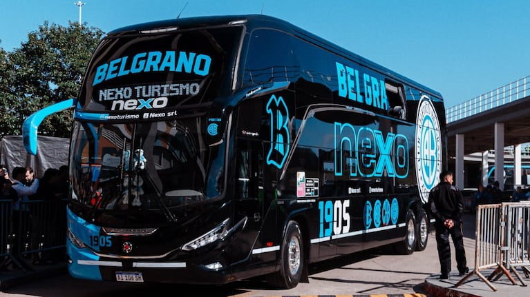 El momento en el que hinchas de Talleres tiraron los piedrazos a los colectivos de Belgrano