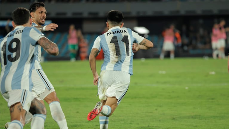 El golazo de Thiago Almada para el 1 a 0 de Argentina frente a Uruguay