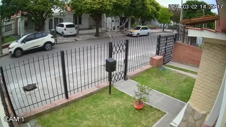 Ladrones armados le arrebataron la cartera a una mujer