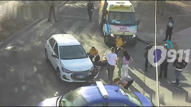 Impresionante choque a una motociclista