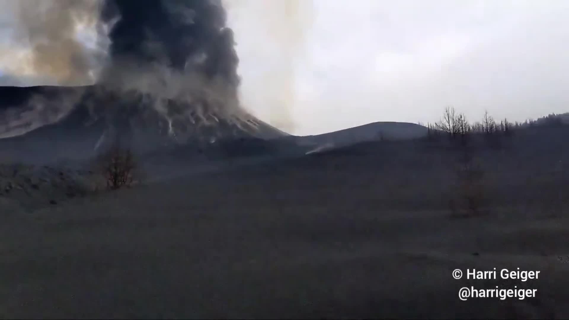 Caen "bombas de fuego" desde el volcán de La Palma