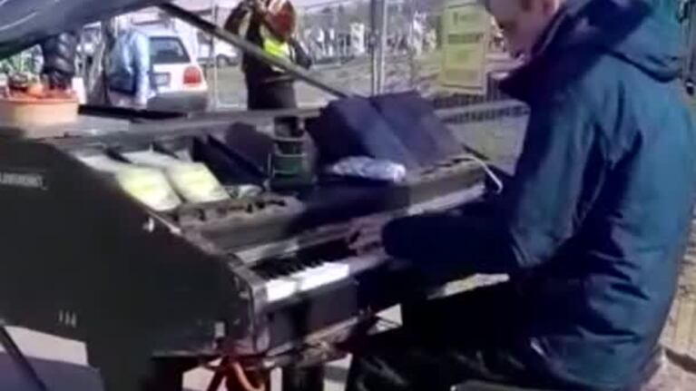 Nelson Castro tocó el piano en la frontera con Ucrania