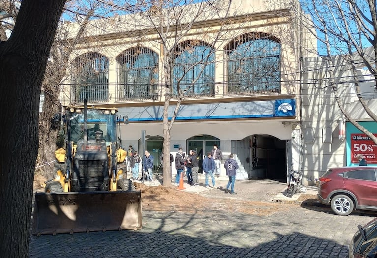 Así es el túnel por el que ladrones querían vaciar las cajas fuertes de un banco de San Isidro