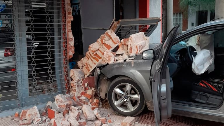 Video: perdió el control del auto y se estrelló contra una concesionaria en Córdoba