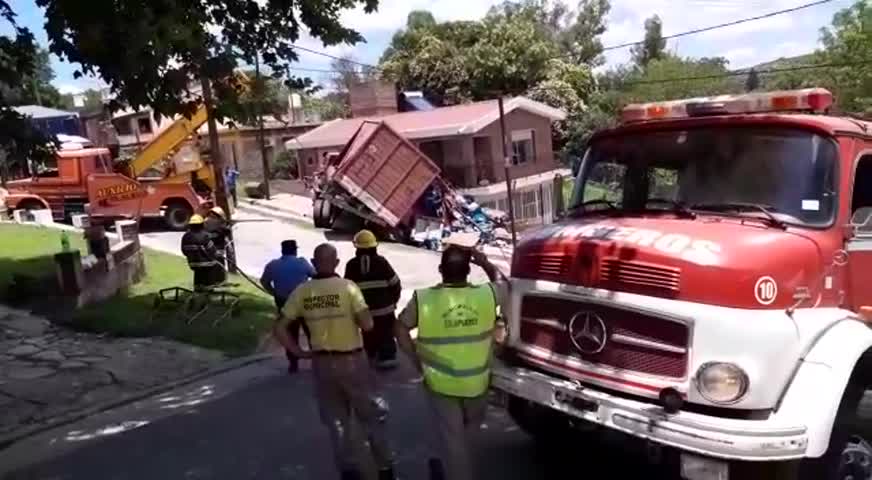 Un camión chocó y cayó sobre una casa