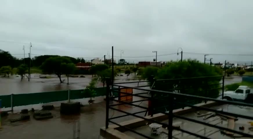 Colonia Tirolesa: desbordó un canal e inundó un barrio