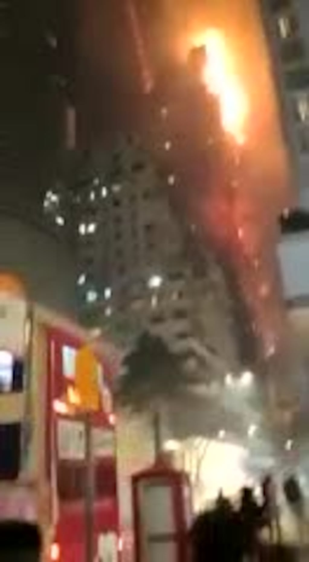 El fuego devoró un rascacielos en Hong Kong