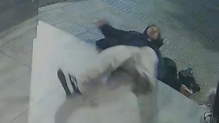 Le arrebataron el celular cuando entraba al edifico y casi se desnuca con la caída