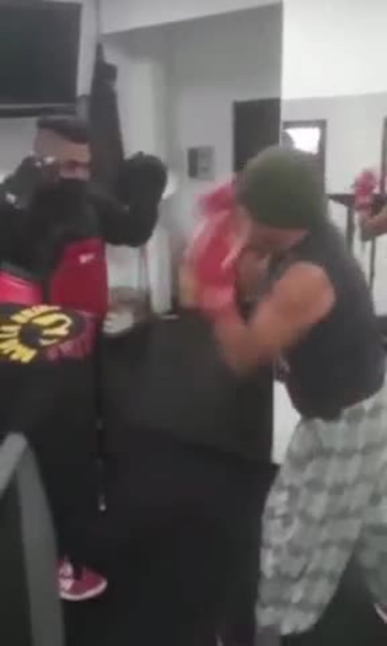 La Mona Jiménez practicando kick boxing