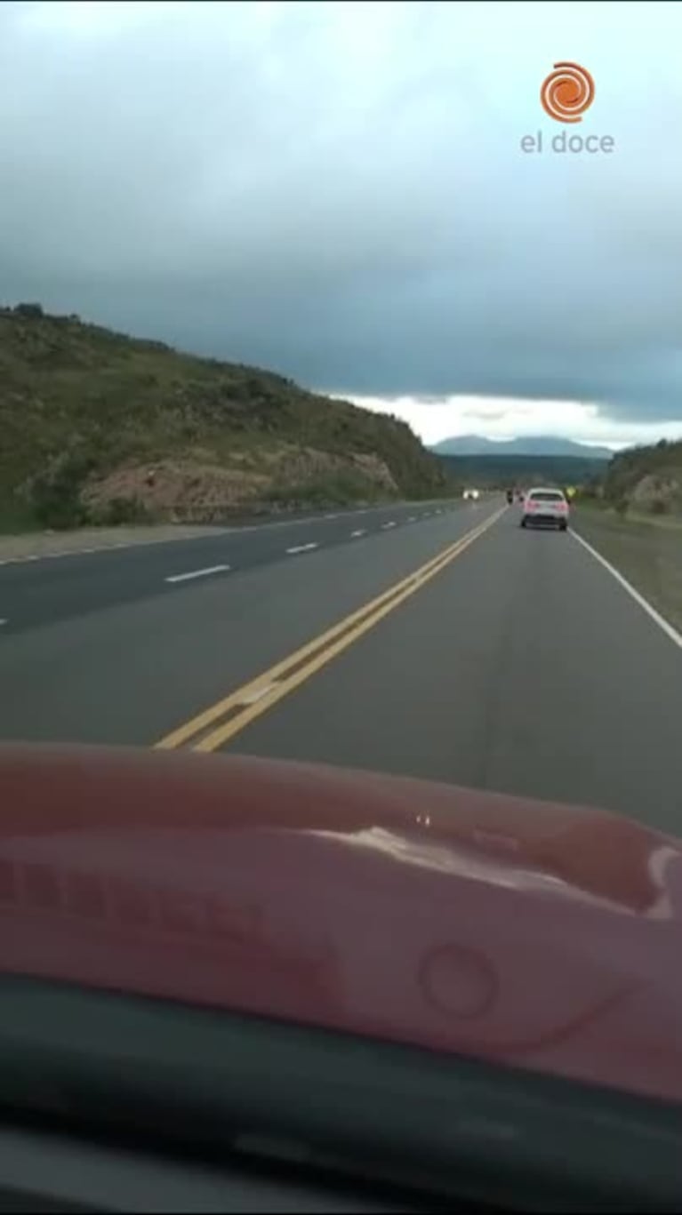 Peligrosísimo sobrepaso de seis motos en las Altas Cumbres