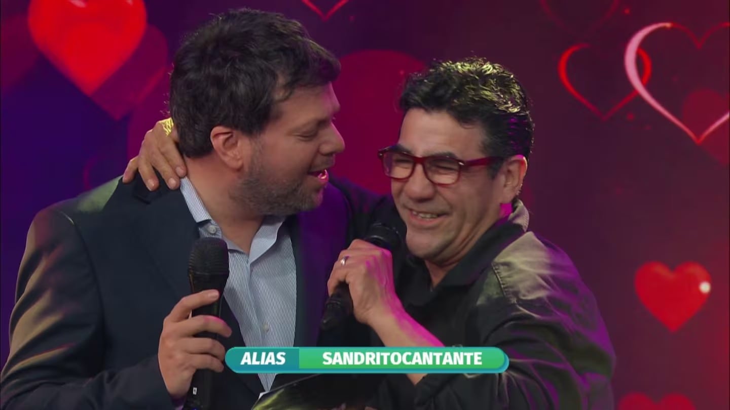 Sandrito, el barrendero fan de Tevez, la rompió en Buenas Noches Familia con un tema de cuarterto