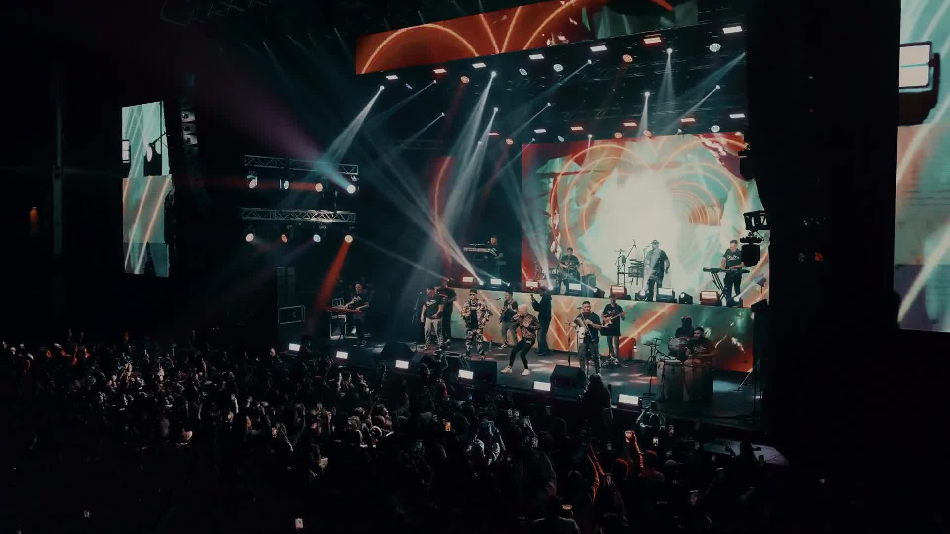 Ulises Bueno estrenó "Tu jardín con enanitos" en un feat con Monada