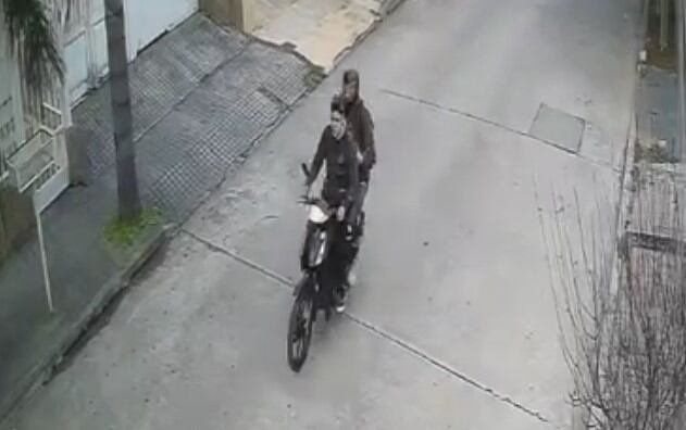 Motochoros le robaron en la puerta de su casa