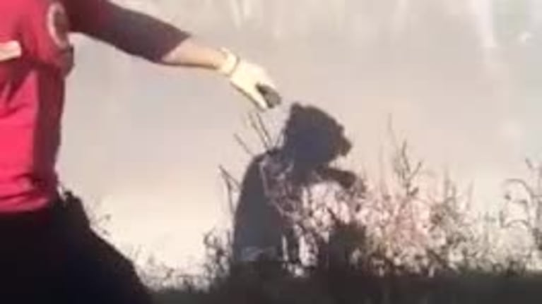 Una mujer que cayó en un canal de desagüe: el rescate