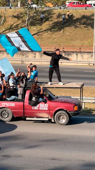 Locura al límite en la caravana de Belgrano campeón