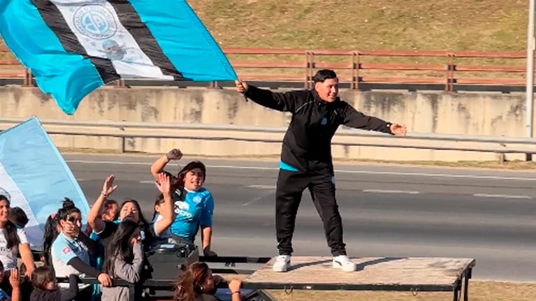 Locura al límite en la caravana de Belgrano campeón