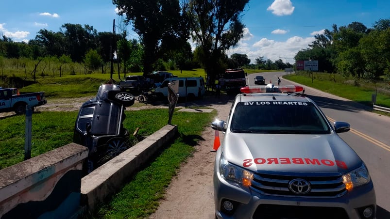 La camioneta volcó a metros del río en Los Reartes