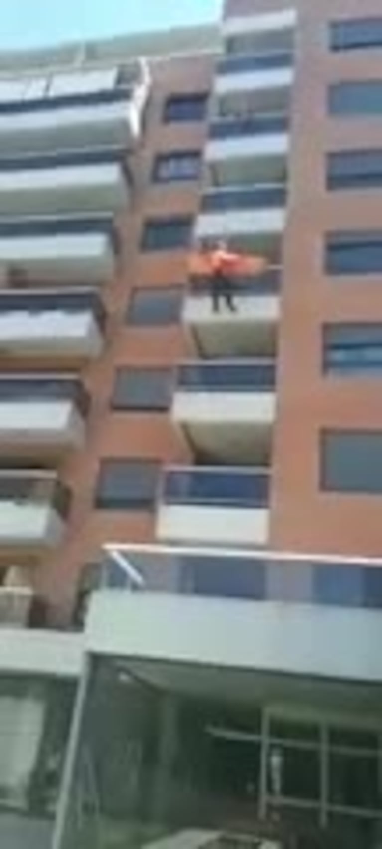 Bomberos rescataron a una mujer de un edificio