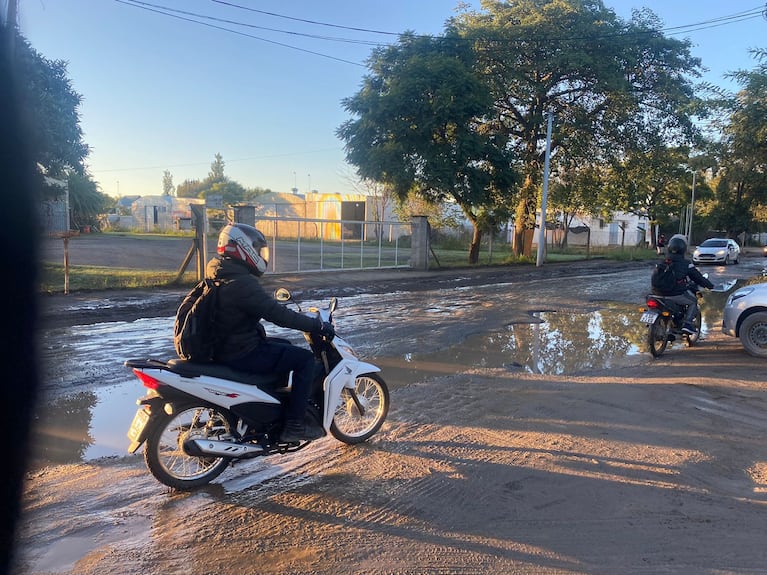 Pozos, agua acumulada y barro: reclamos por el estado de la avenida de la Semillería en Córdoba