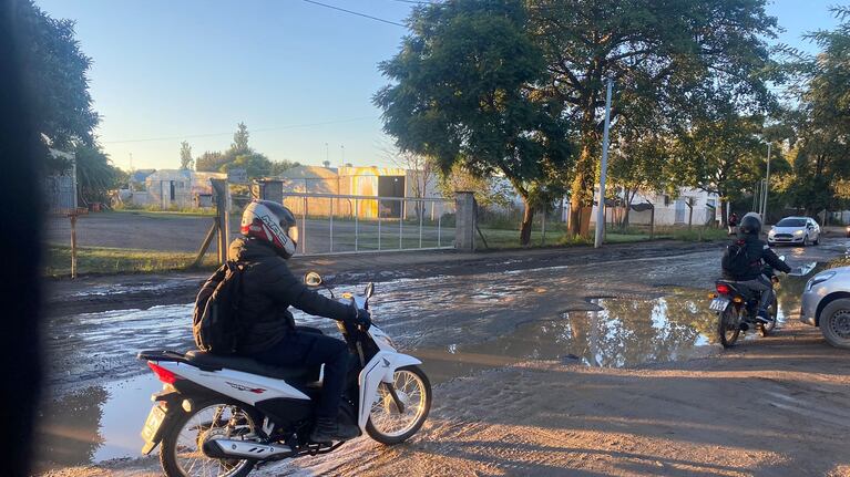 Pozos, agua acumulada y barro: reclamos por el estado de la avenida de la Semillería en Córdoba