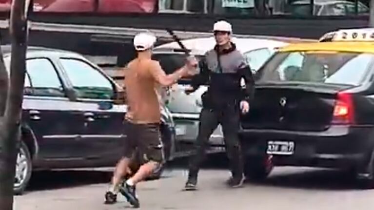 Video: el salvaje ataque a machetazos de un cuidacoches contra un joven en plena calle