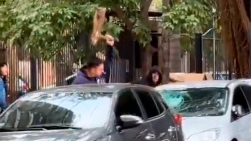 El salvaje ataque a un auto mal estacionado