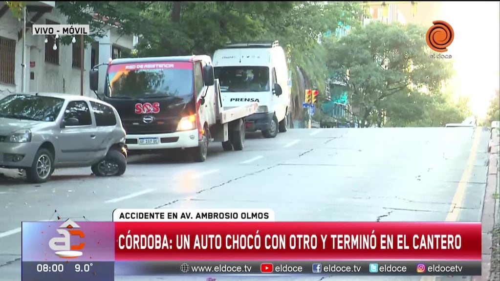 Dos autos chocaron en Nueva Córdoba y uno terminó en el cantero