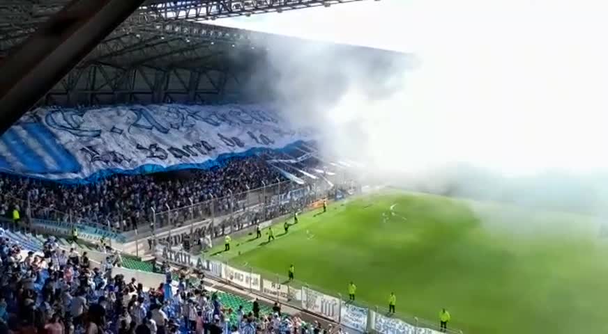 El gran recibimiento de la hinchada de Racing de Nueva Italia