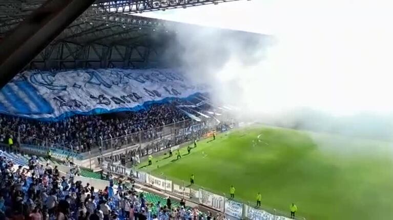 El gran recibimiento de la hinchada de Racing de Nueva Italia