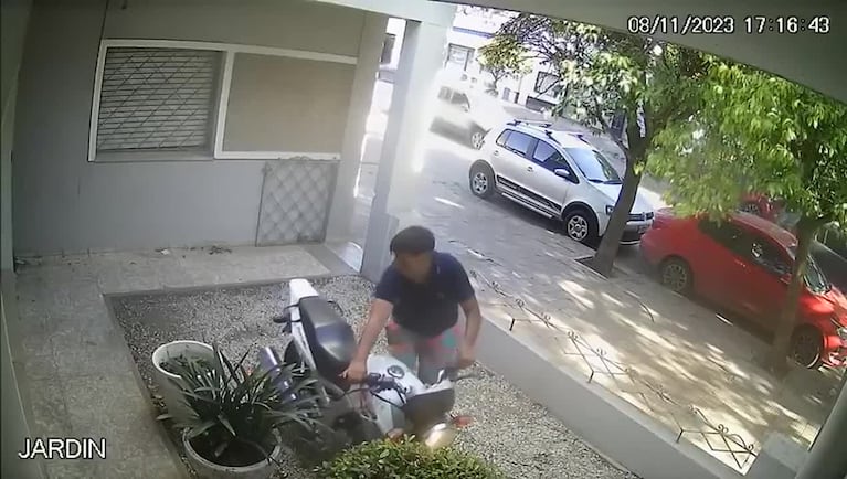 En segundos, le robaron la moto del patio de su casa