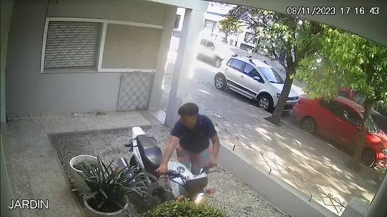 En segundos, le robaron la moto del patio de su casa