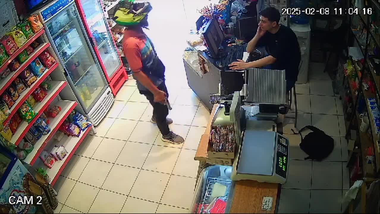 Video: entró armado a un kiosco y amenazó a un trabajador