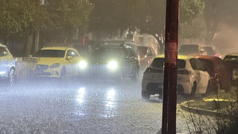 La lluvia llegó a Córdoba y varias calles quedaron inundadas