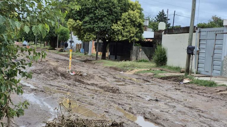 “Se hunden los autos”: vecinos de barrios de Córdoba reclaman por una obra inconclusa tras las lluvias