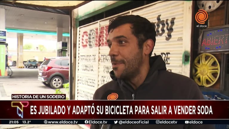 El jubilado que adaptó su bici para repartir soda