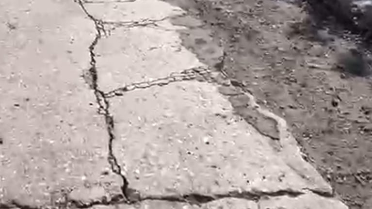 Filmó una calle en mal estado en barrio Pueyrredón