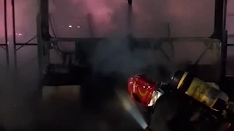 Bomberos apagaron un colectivo incendiado