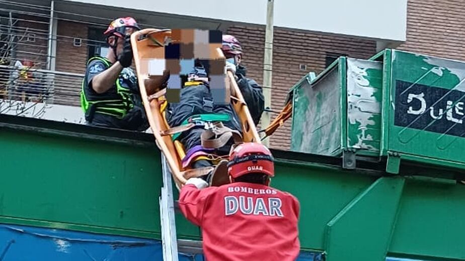 Dormía en un contenedor y casi es compactado por un camión de basura