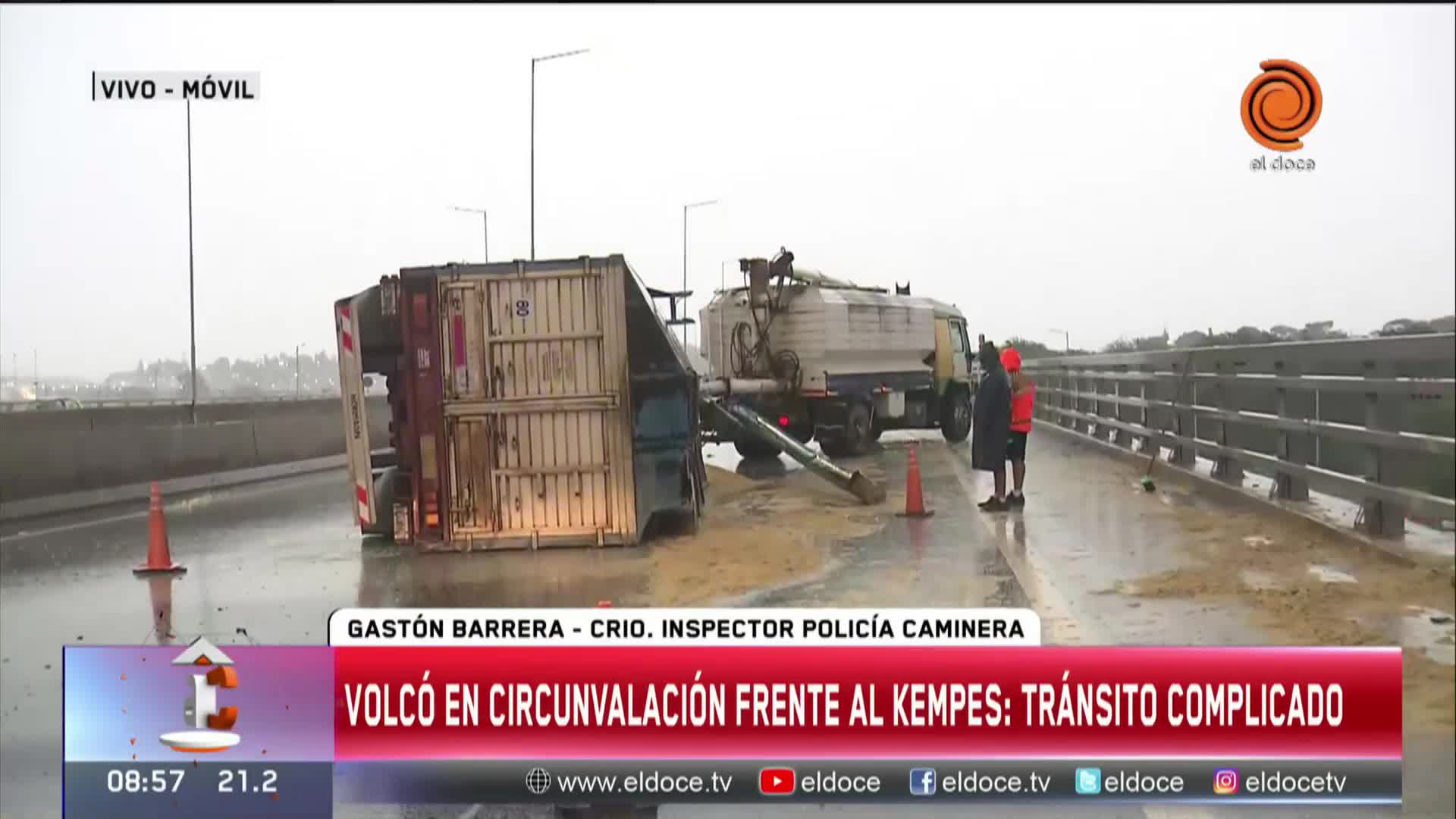 Volcó un camión que transportaba granos en Circunvalación