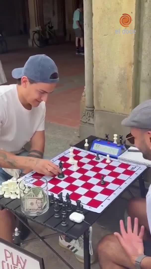 Dybala ganador en un ajedrez callejero
