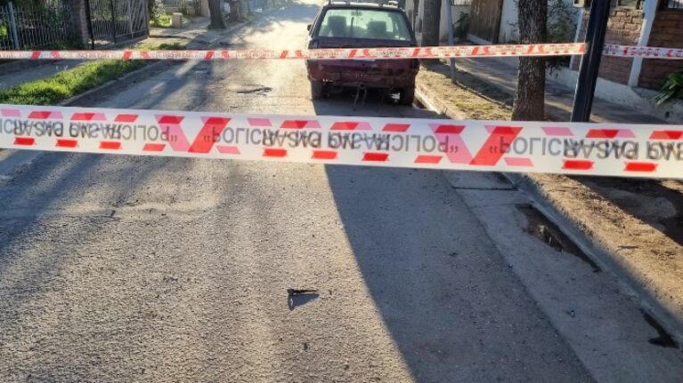 Piden datos para encontrar a los asaltantes del joven apuñalado en barrio Los Químicos