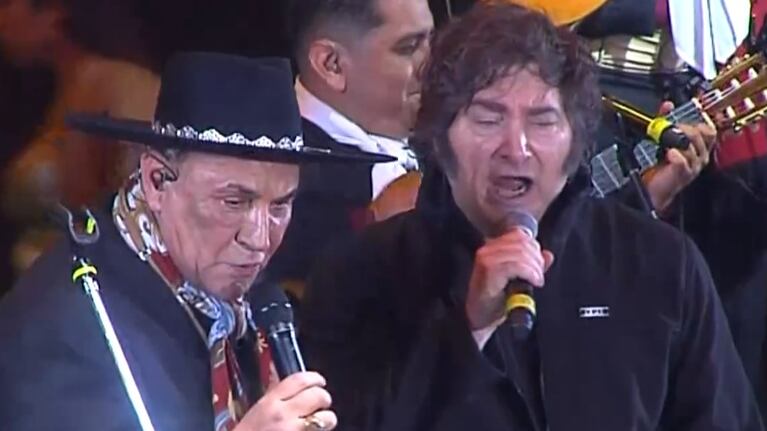 Milei cantó con el Chaqueño Palavecino en el Jesús María