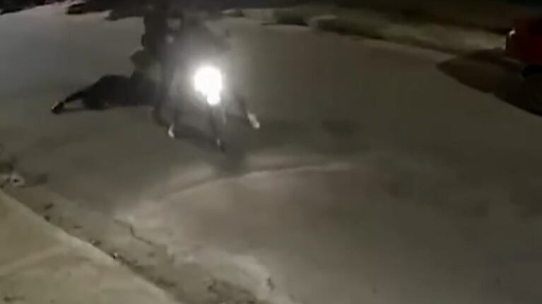 La arrastraron para robarle la mochila y se resistió: otra chica se salvó por una rápida acción