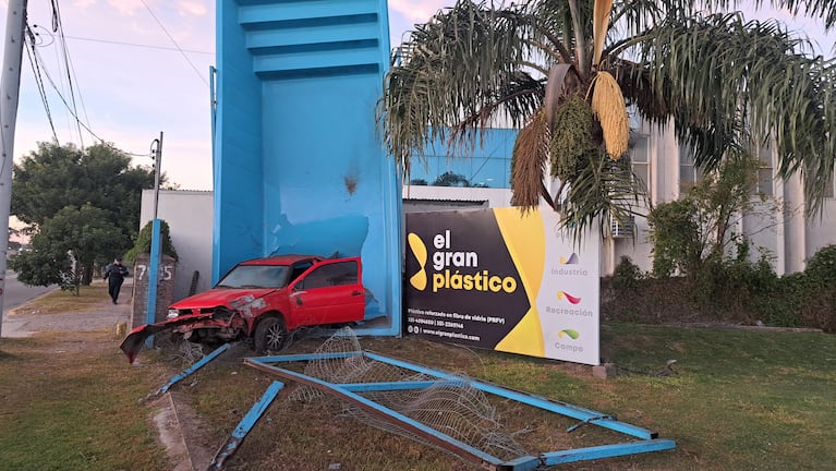 Un auto despistó, se llevó puesto un alambrado e impactó contra una pileta