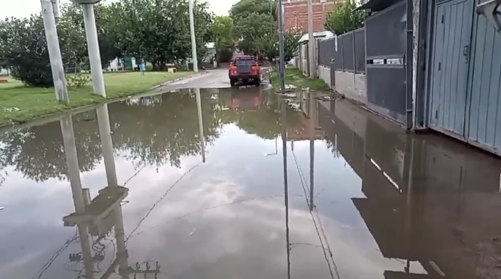  Aguas servidas en barrio Obras Sanitarias 