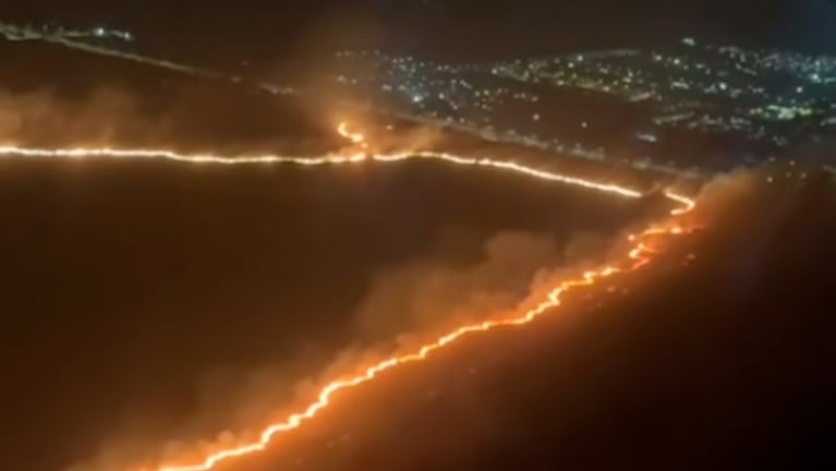 Desde el aire y de noche, así se veía el fuego en la autopista Córdoba - Carlos Paz