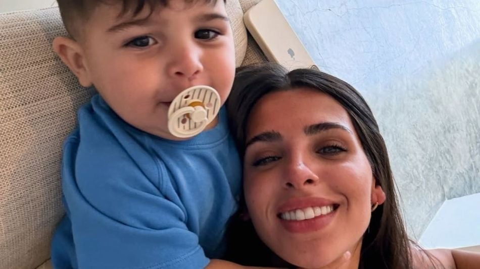 Cara manchada y feliz cumpleaños: Valu Cervantes compartió el tierno momento que vivió con su hijo en un avión