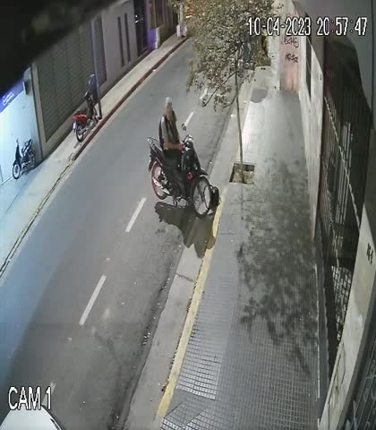 Robó una moto y un móvil pasó sin darse cuenta